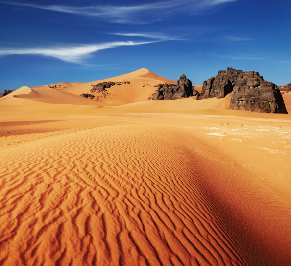Dessin formé par le vent sur une dune de sable au milieu du désert Algérien du Sahara.