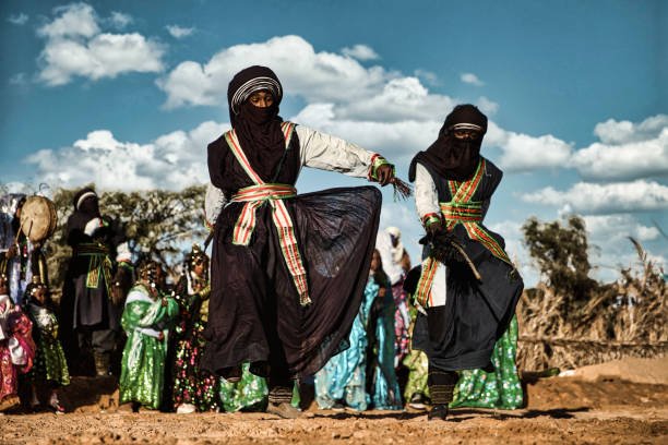 Hommes Touaregs exécutant la danse traditionnelle