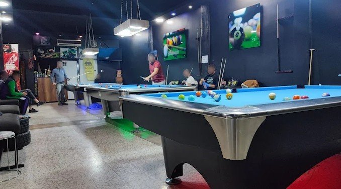 La Salle de Billard Bear Pool