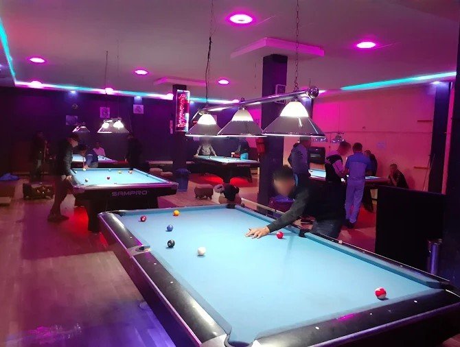 La Salle de Billard Infinity Pool