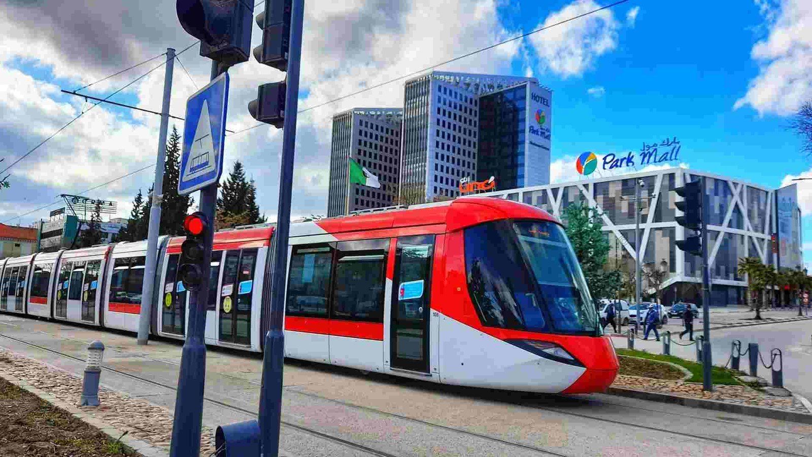 Tramway circulant dans la ville de Sétif