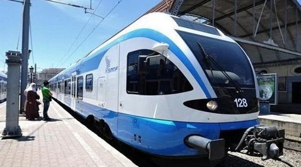 Train de la SNTF circulant dans la région de Mostaganem