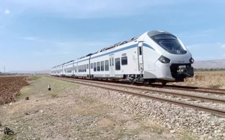 Train de la SNTF circulant dans la région de Tlemcen