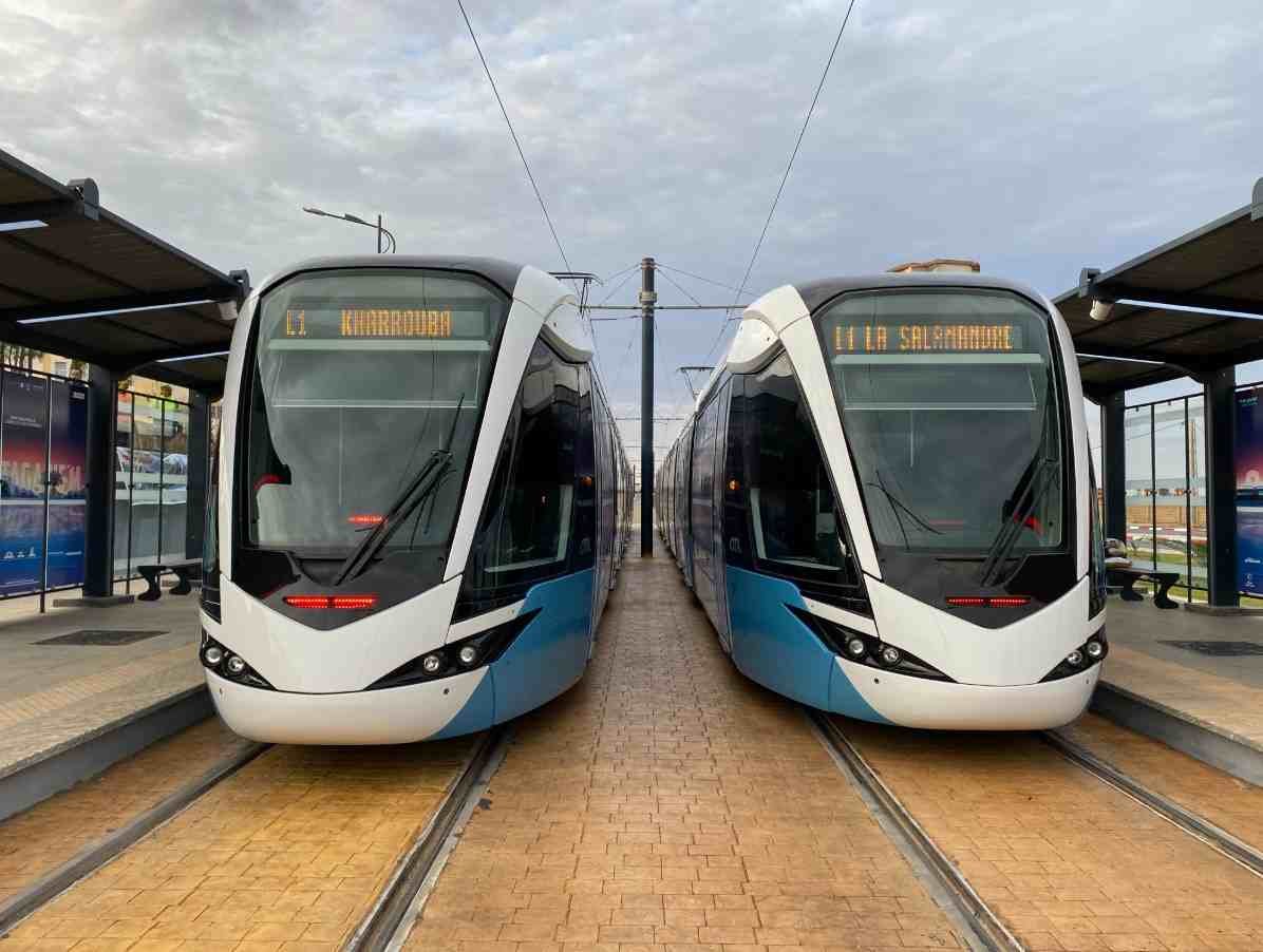 Tramway circulant dans la ville de Mostaganem