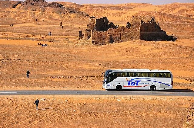 Autocar circulant dans la région de Tamanrasset