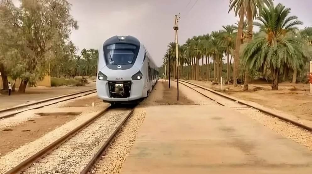 Train de la SNTF reliant Alger à Tamanrasset