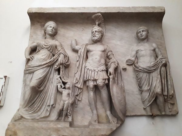 Une Sculpture montrant un soldat et deux citoyens