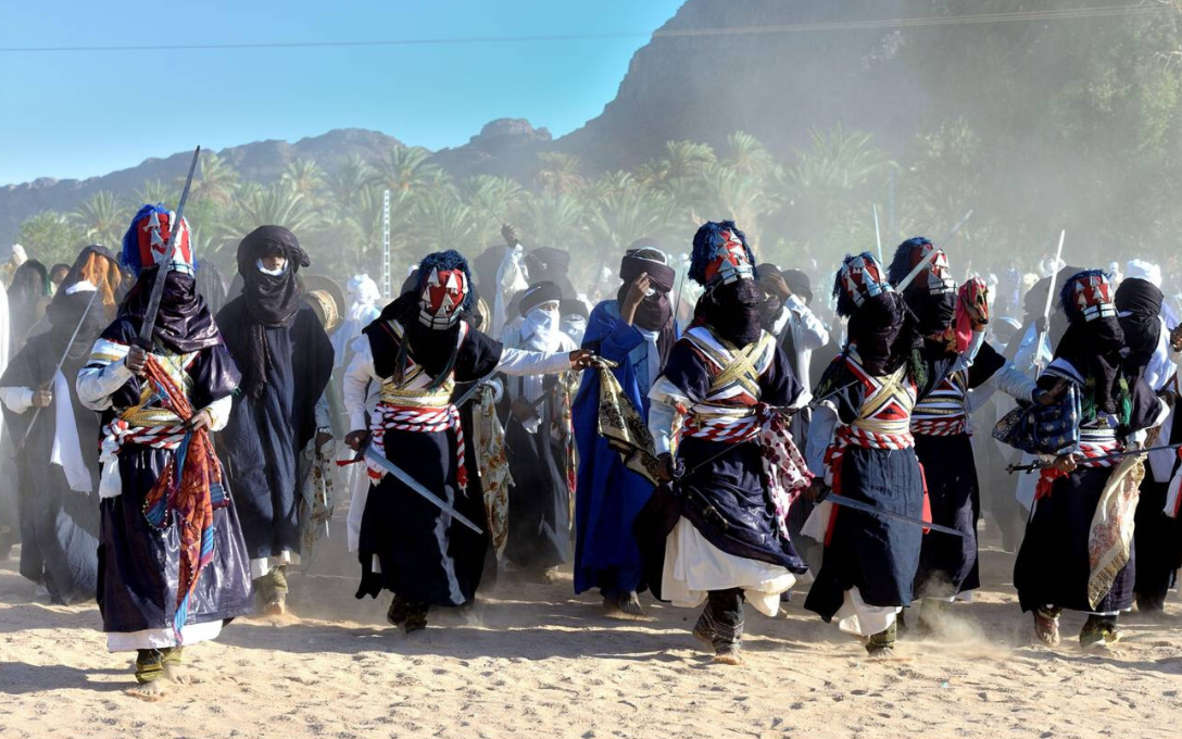 Touaregs dansant la Sebeïba, danse traditionnelle