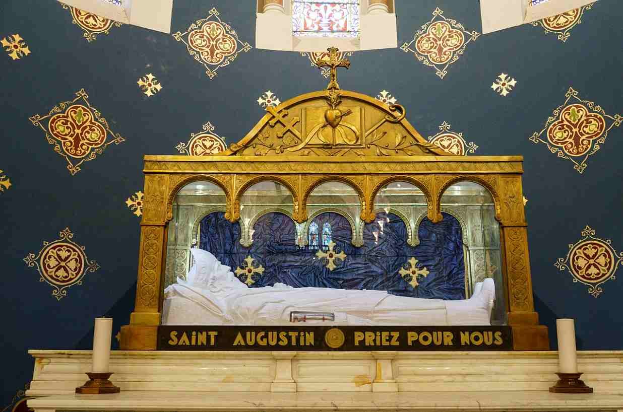 Statue funéraire de Saint Augustin à Annaba