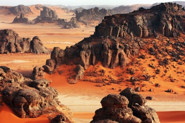 Paysage désertique lunaire avec canyons rougeoyants