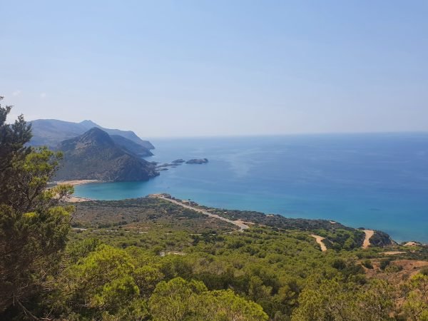 Vue de la plage de Madagh depuis les hauteurs de la montagne.