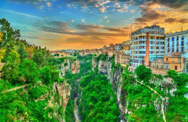 Vue de la ville de Constantine entre falaises et constructions architecturales