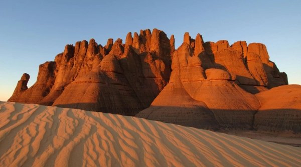 Vue des monts Teffedest, photo prise depuis une dune de sable