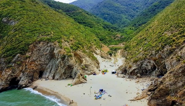 Vue sur la plage sauvage de Sahel depuis les hauteurs