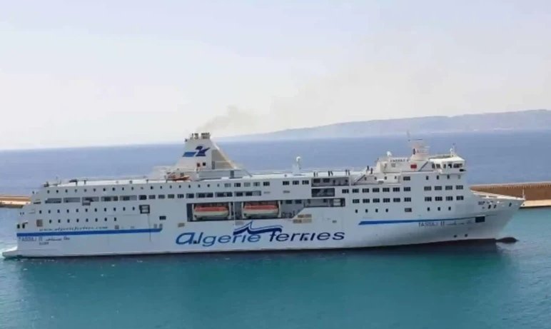 Grand navire Algérie Ferries au port de Marseille pour les traversées de l'été 2026.