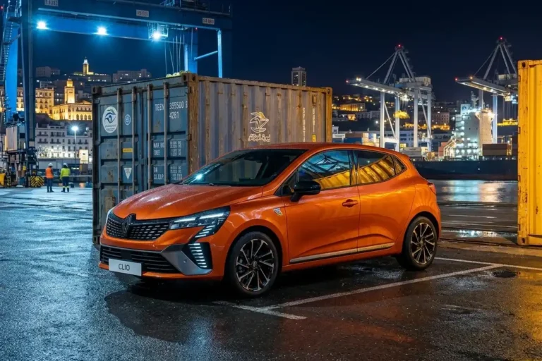 Photo réaliste de nuit d'une Renault Clio 5 Esprit Alpine orange garée sur l'asphalte mouillé du port d'Alger. La voiture est à côté d'un conteneur d'expédition bleu. En arrière-plan, les grues du port et les lumières de la ville d'Alger se reflètent dans la mer. La plaque d'immatriculation indique "CLIO".
