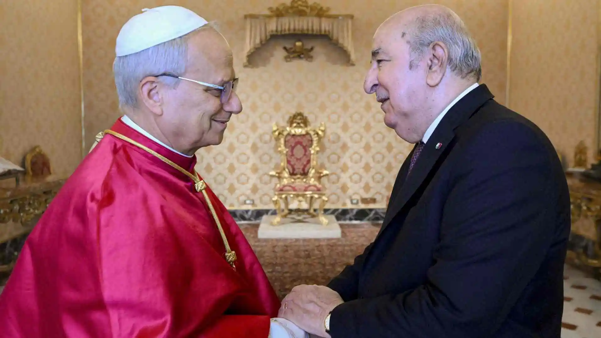Rencontre historique en 2026 : Poignée de main entre le Président algérien et le Pape Léon XIV à Alger