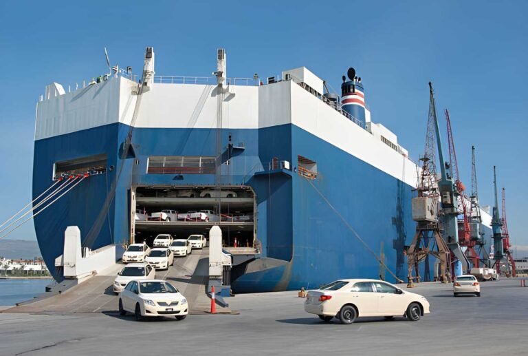 Débarquement d'un véhicule importé au port d'Alger depuis un navire RoRo en 2026