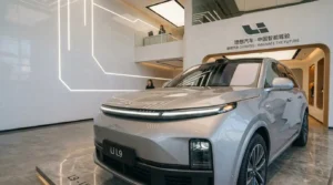 Illustration fictive représentant une voiture chinoise en Algérie de type SUV moderne exposée dans une concession.