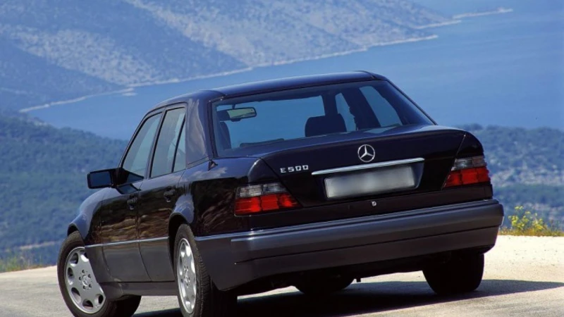 Mercedes-Benz Classe E W124 grise, modèle ultime de voiture increvable d'occasion en Algérie