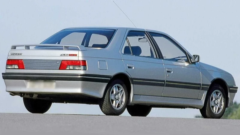 Peugeot 405 blanche, exemple de voiture increvable d'occasion très répandue en Algérie