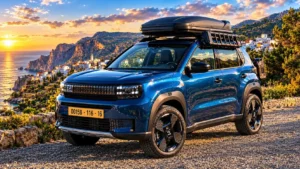 fiat-grande-panda-algerie équipée d'un coffre de toit sur une route pittoresque, illustrant la sortie prochaine du SUV urbain et son adaptation pour les loisirs.