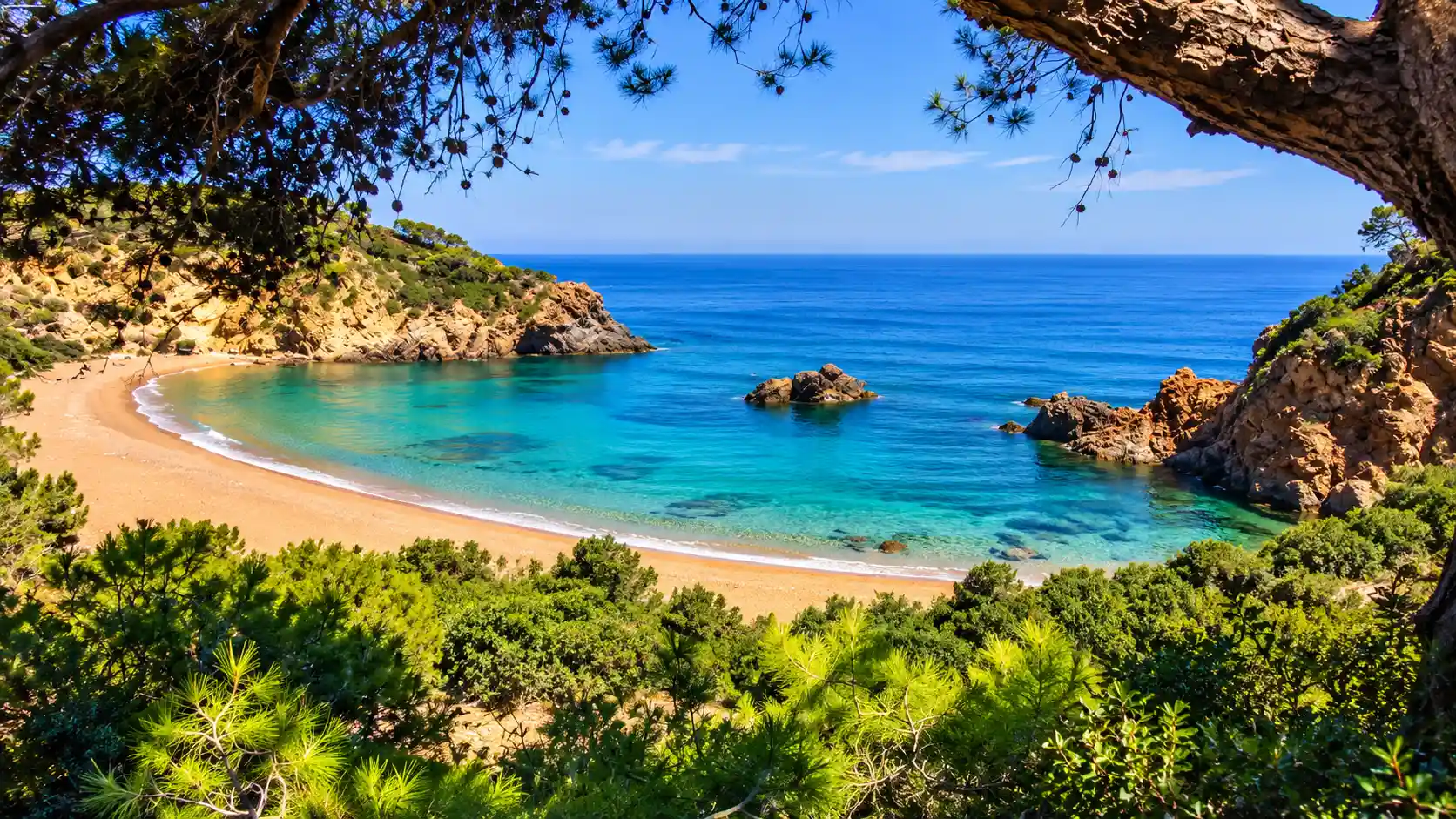 Grande Crique de Gouraya à Tipaza, plage naturelle, rocher central et collines boisées