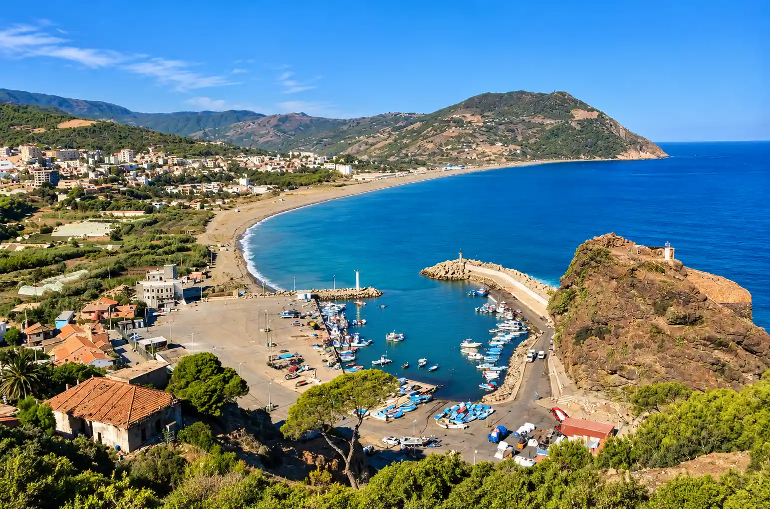 Grande plage de Béni Haoua, plage sur le littoral de la wilaya de Chlef en Algérie