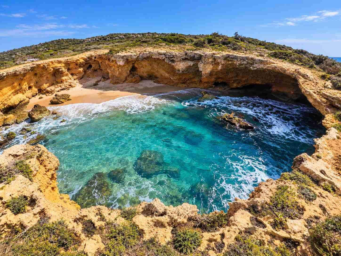 Grotte de Sedawa sur le littoral de Sidi Lakhdar à Mostaganem