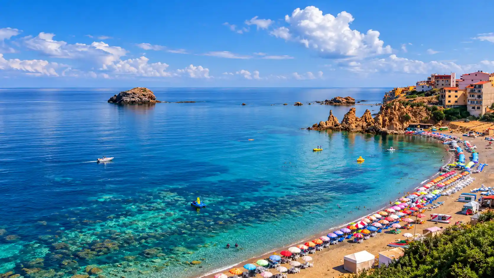 Plage Bleue 2 sur la corniche du Chenoua à Tipaza, rivage de sable et galets
