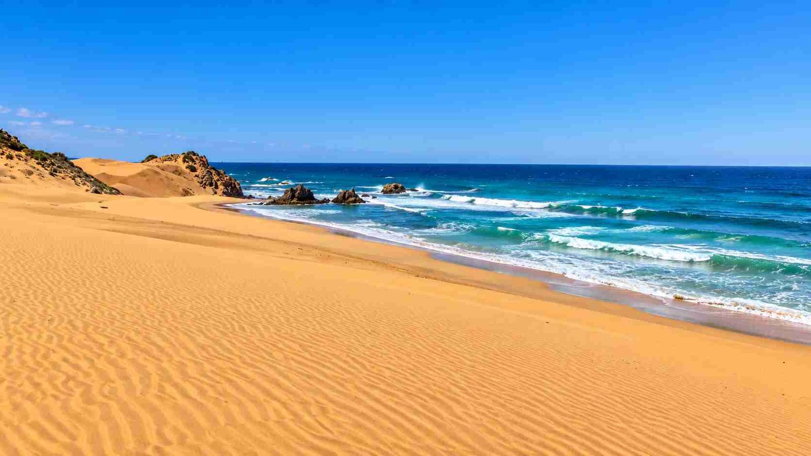 Plage de Cap Ivi et phare sur la côte de Mostaganem en Algérie