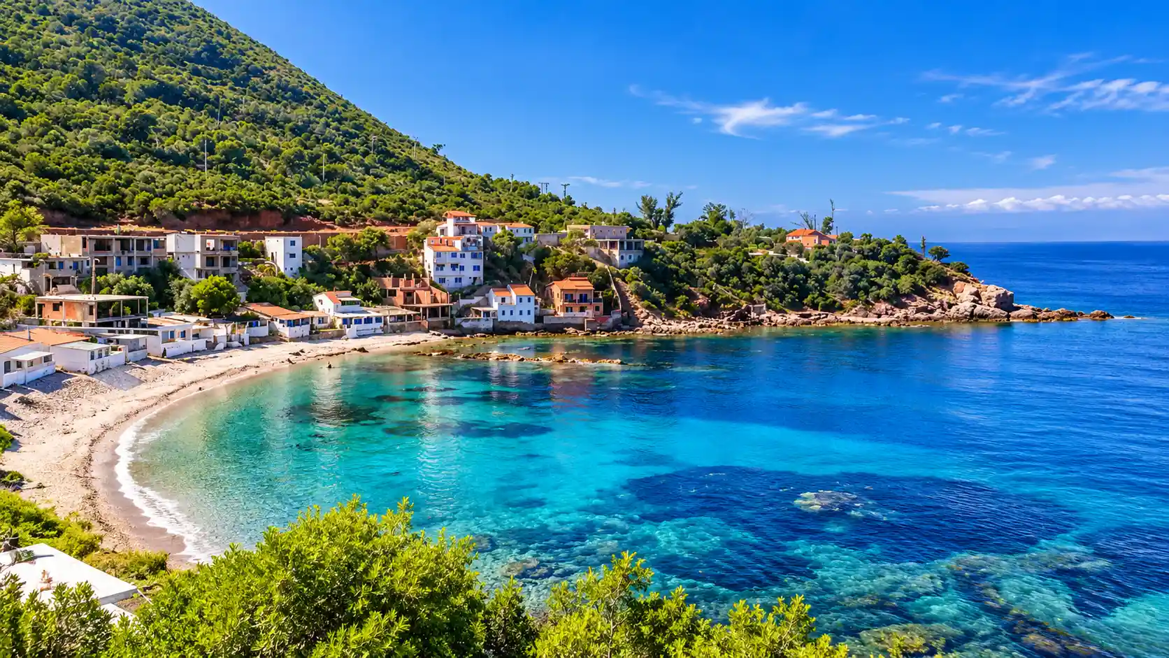 Plage du Caroubier sur la corniche du Chenoua à Tipaza, crique rocheuse et mer turquoise