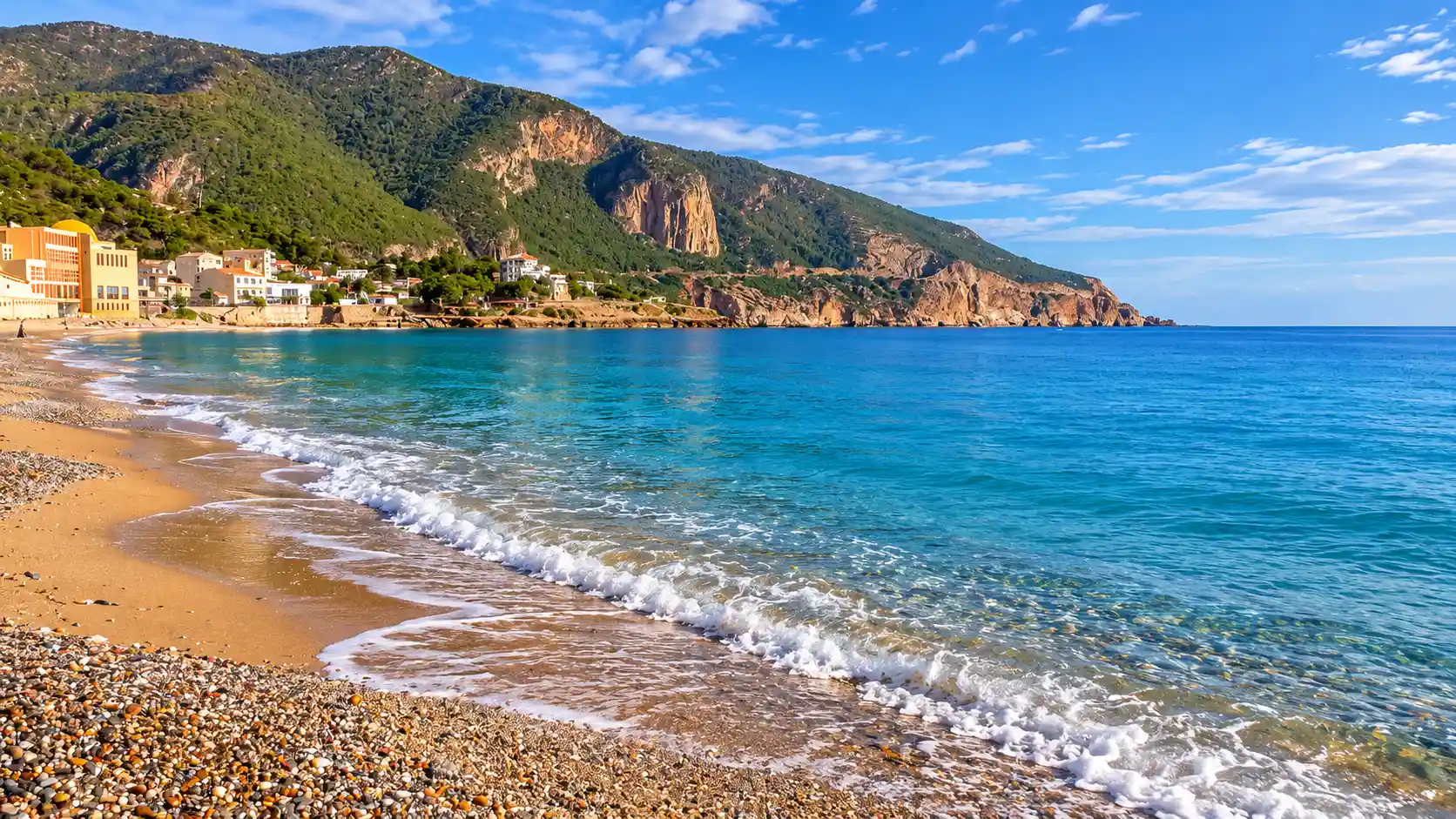 Plage du Chenoua à Tipaza dominée par le mont Chenoua, sable clair et eaux méditerranéennes