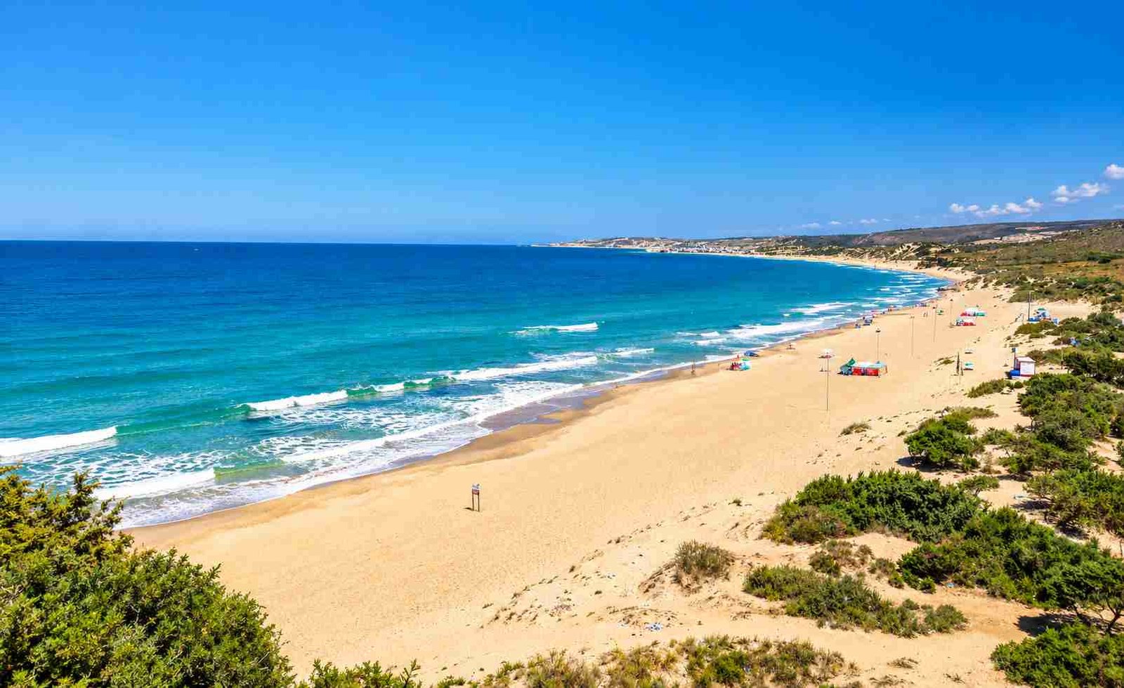 Plage de Clovis à Mostaganem, sable clair et côte boisée