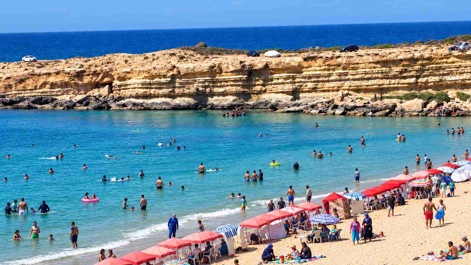 Plage de Kef Lasfar à Mostaganem, falaises rocheuses et eau bleue