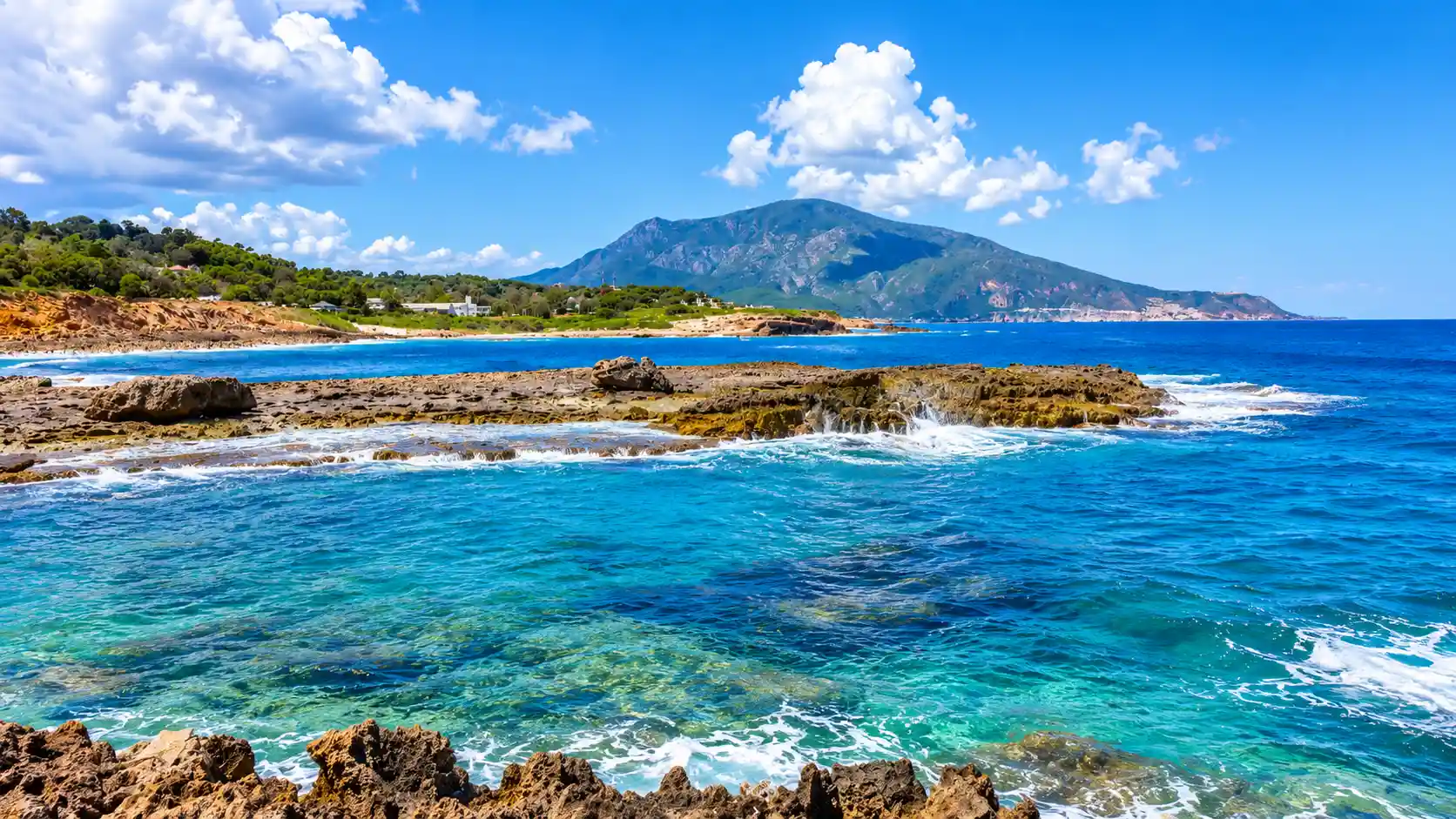 Plage de Kouali près de Tipaza, petite anse de sable et de rochers baignée par la Méditerranée