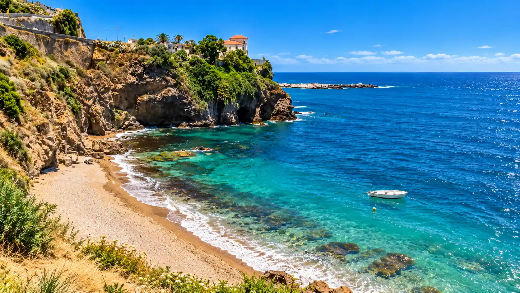 Plage de La Vigie à Raïs Hamidou, ancienne Pointe Pescade, sur le littoral rocheux d’Alger