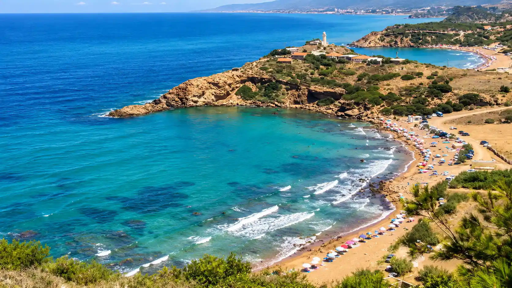 Plage de Sidi Brahim à Gouraya dans la wilaya de Tipaza, sable brun et rochers face à la Méditerranée