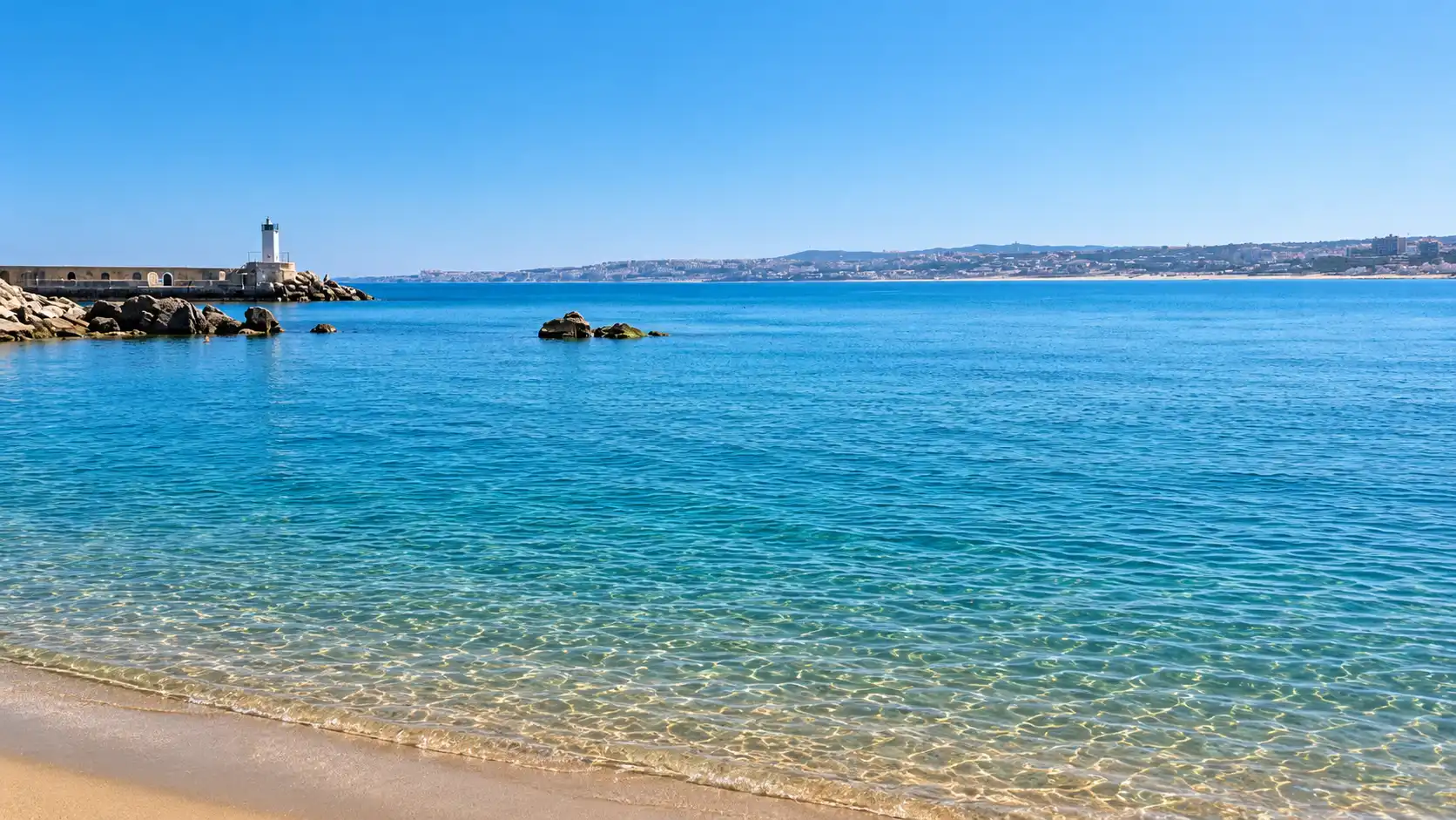Plage de Sidi Fredj Est à Staouéli, près du port de plaisance et des aménagements touristiques de l’ouest d’Alger