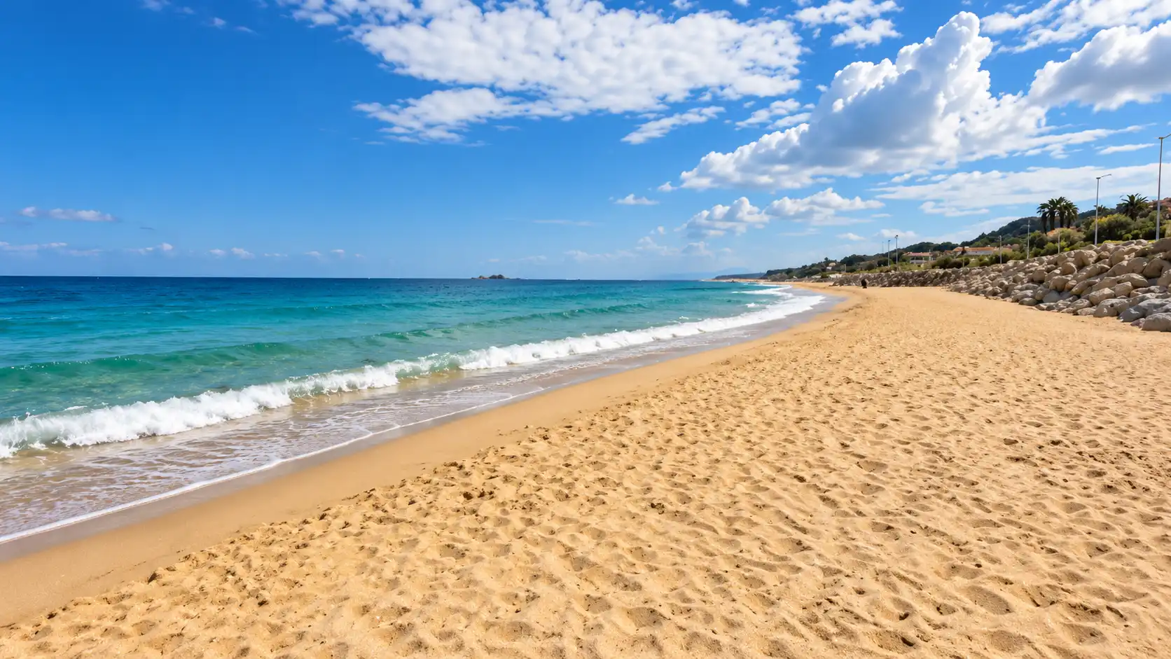 Plage de Surcouf à Aïn Taya dans la wilaya d’Alger, mer Méditerranée, rivage sableux et reliefs côtiers