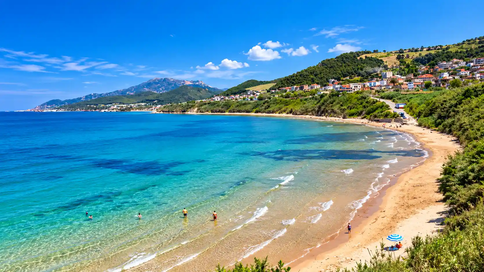 Plage de Tizirine à Cherchell dans la wilaya de Tipaza, sable brun et baie méditerranéenne