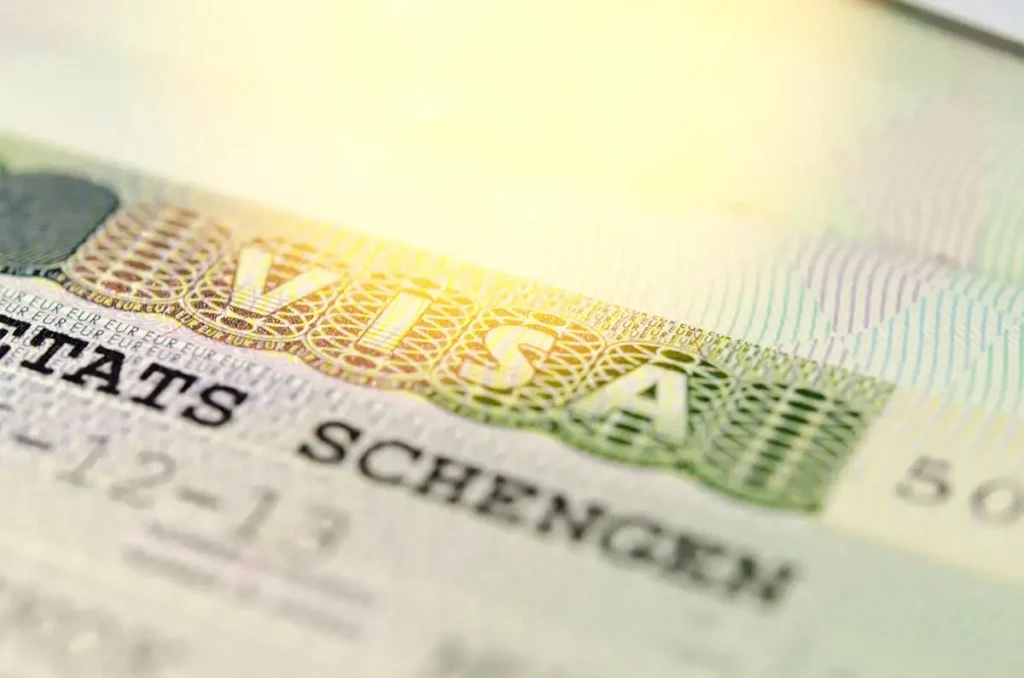 Exemple de visa schengen pour les algériens avec passeport et attestation d'assurance voyage obligatoire pour l'Europe"