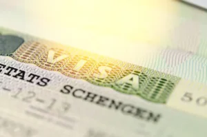 Exemple de visa schengen pour les algériens avec passeport et attestation d'assurance voyage obligatoire pour l'Europe"